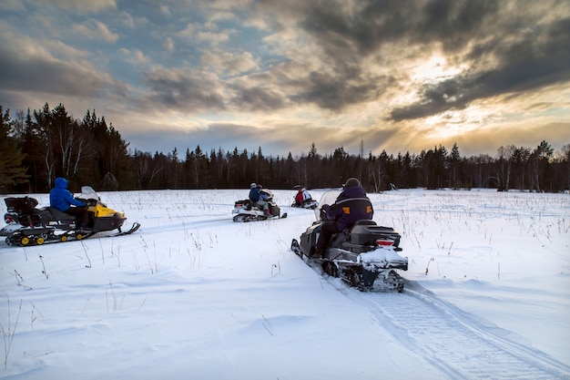 Atletas en una moto de nieve