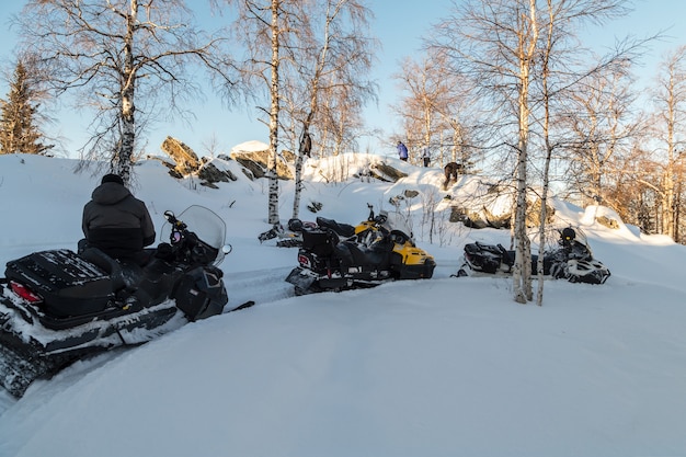 Atletas en una moto de nieve.