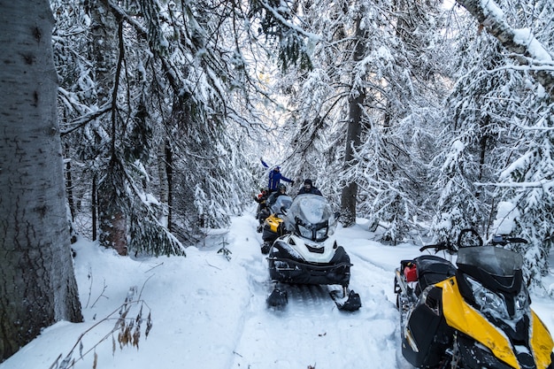 Atletas en una moto de nieve.