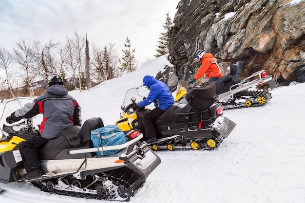 Atletas en una moto de nieve