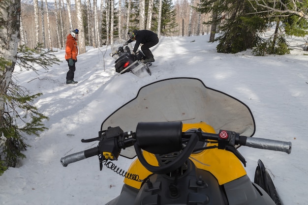 Atletas en una moto de nieve