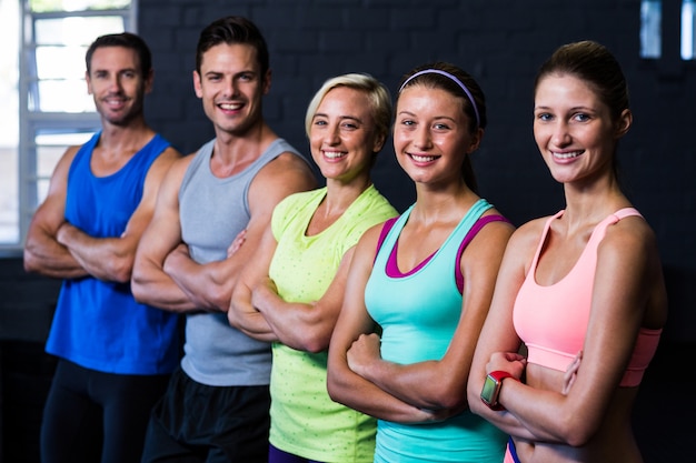 Atletas seguros en el gimnasio