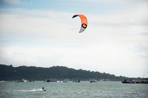 Atletas tailandeses y extranjeros practicando deportes y jugando kitesurf o cometas de mar en el océano en la playa de Ban Pae el 3 de julio de 2018 en Rayong Tailandia