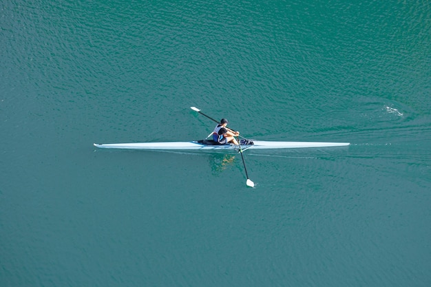 atletas treinando em canoa no rio Nervion na cidade de Bilbao, país basco, espanha