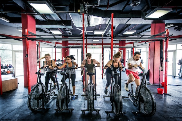 Atletas treinando em uma academia cross-fit