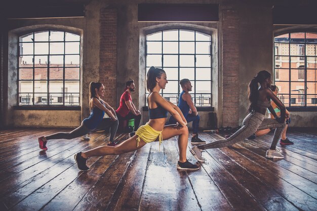 Foto atletas treinando em uma academia