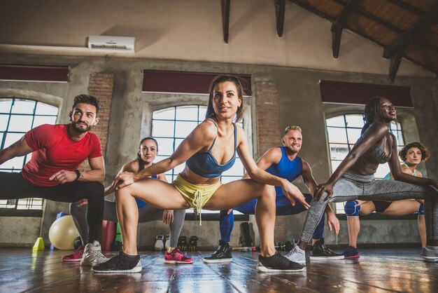 Atletas treinando em uma academia