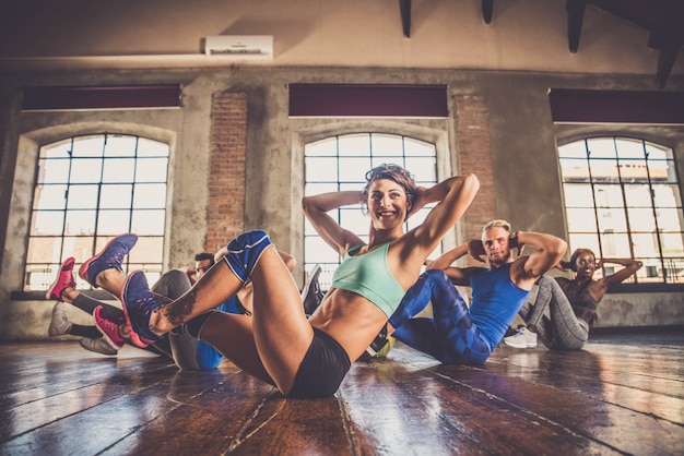 Foto atletas treinando em uma academia