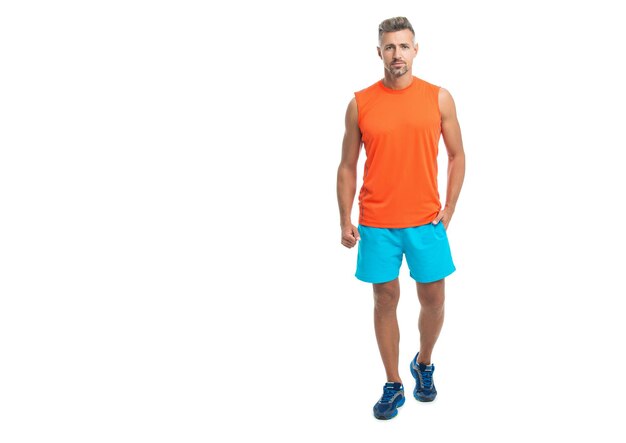 Foto y atlético atlético deportista en forma hombre en entrenamiento ropa deportiva aislado en blanco estudio de fondo anuncio