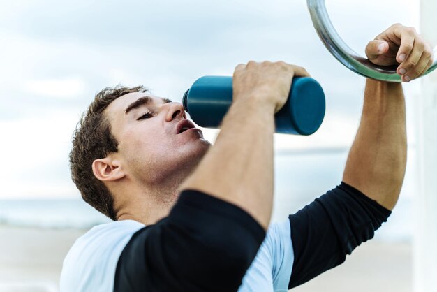 Atlético hombre haciendo ejercicio de entrenamiento funcional en el gimnasio al aire libre