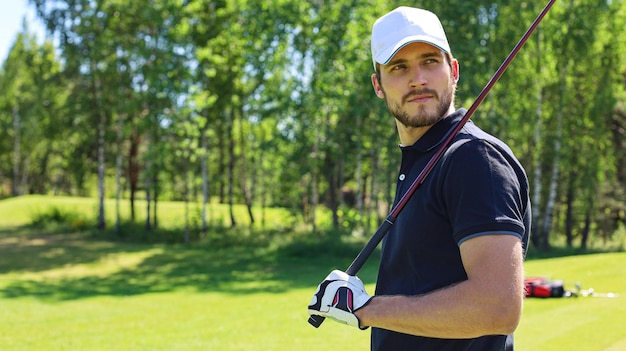 Atlético jovem jogando golfe no golfclub