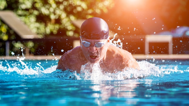 Atlético jovem nadando na piscina