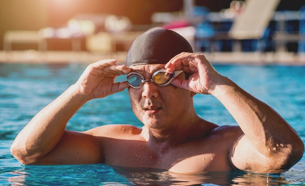 Atlético jovem nadando na piscina