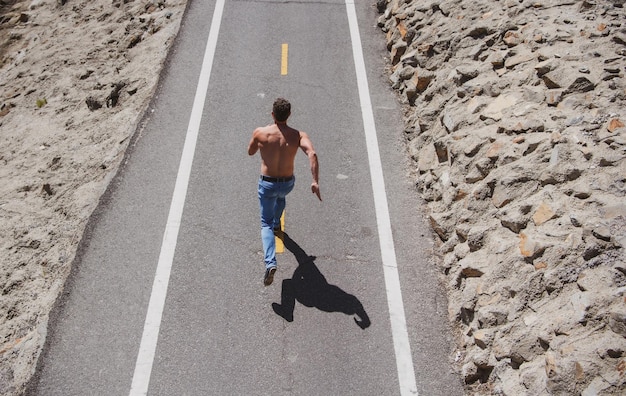 Atlético joven corriendo