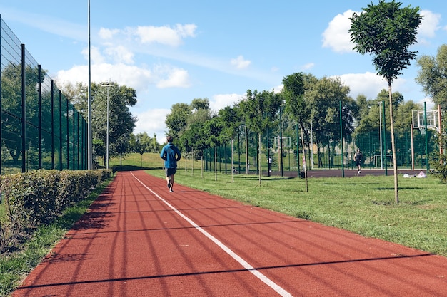 Atlético joven corriendo