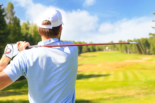 Atlético joven jugando al golf en golfclub