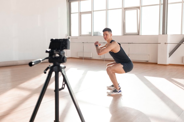 Atlético registra treino no ginásio, blogueiro de esportes masculinos agacha e treina online