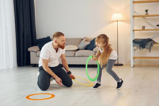 Foto atmosfera acolhedora pai com sua filha está em casa juntos