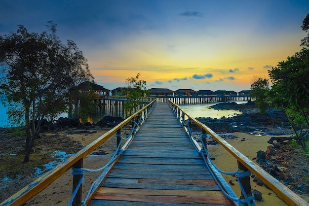 Atmósfera al atardecer en la villa de playa Barelang y muelle de madera