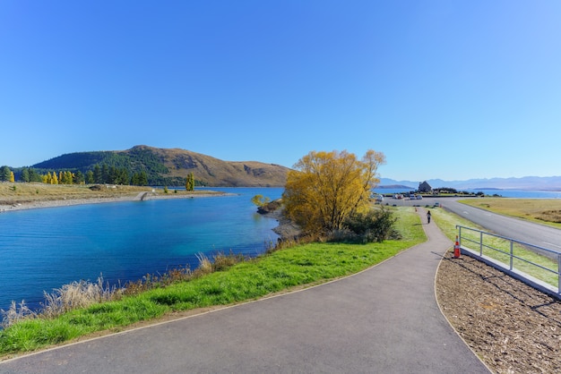 Atmósfera alrededor del lago Tekapo el domingo por la mañana en otoño. La gente espera frente a la Iglesia del Buen Pastor.