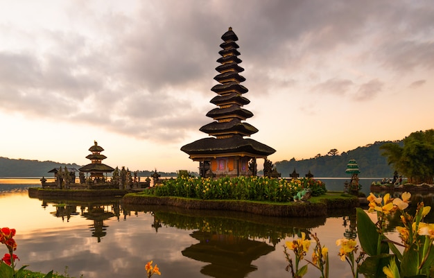 Atmosfera calma no amanhecer durante o nascer do sol sobre o templo de Pura Ulun Danu o icônico de Bali, lago Bratan, Bali, Indonésia.