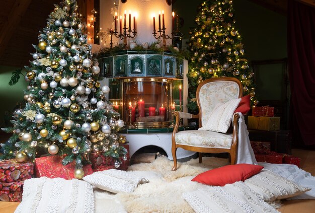 Atmosfera de Natal em uma sala com uma lareira Árvores de Natal decoradas com bolas guirlandas