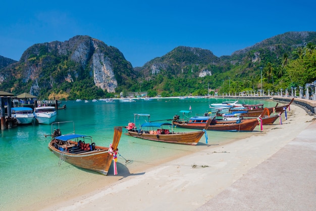 Atmosfera de praia do mar na Ilha Phi Phi, na província de Krabi, Tailândia.