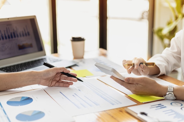 Atmosfera de sala de reunião de uma empresa iniciante, o departamento financeiro se reúne com executivos para apresentar programas financeiros, sessões de brainstorming. Conceito de gestão financeira da empresa.