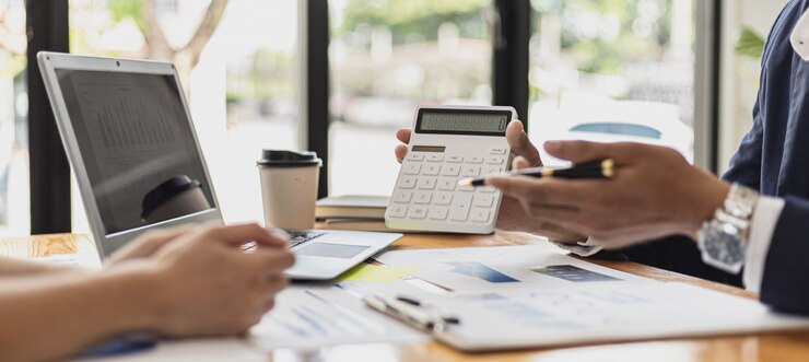 Atmosfera de sala de reunião de uma empresa iniciante, o departamento financeiro se reúne com executivos para apresentar programas financeiros, sessões de brainstorming. Conceito de gestão financeira da empresa.