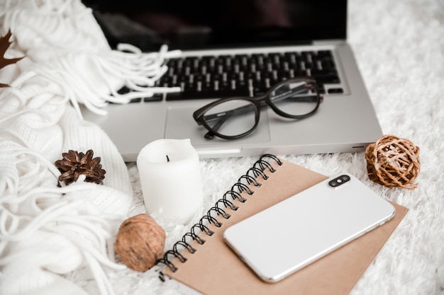 Atmosfera de trabalho aconchegante com laptop e telefone