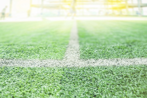 Atmósfera dentro de la esquina de fútbol en césped artificial del campo de fútbol