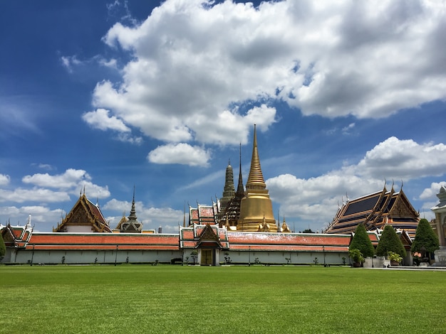 Atmosfera do templo público / Templo do Buda Esmeralda em Bangkok, Tailândia