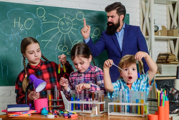 Atmósfera de estudio Investigación de laboratorio Proyecto científico Para prueba química Ciencia y educación laboratorio de química niños felices maestro regreso a la escuela Laboratorio de química escolar