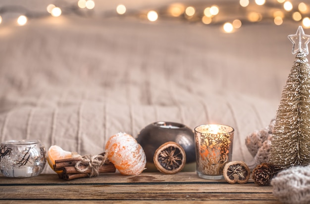 Atmosfera festiva de natal aconchegante com decoração e tangerinas em um fundo de madeira, conceito de conforto doméstico