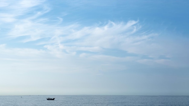 Atmósfera panorama blanco nube claro azul cielo horizonte línea calma vacío mar solitario pesca barco Concepto paraíso vida Diseño relax papel pintado fondo Más tono formato colección disponible