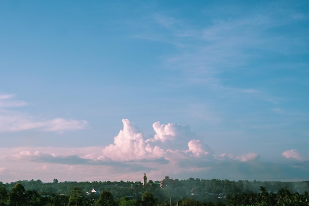 Atmosfera panorama cumulus nuvens brancas sobre a estátua do templo budista Céu dramático pôr do sol Meditação fundo