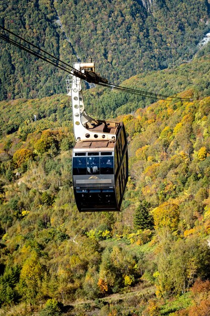 Foto la atmósfera de la principal atracción turística shin hotaka en los colores del otoño con un teleférico y teleférico que sirve a los turistas teleférico shinhotaka de los alpes japoneses y follaje de otoño