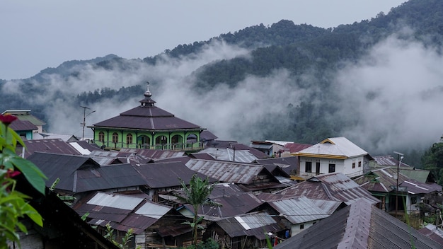 Atmósfera de pueblo bajo el valle de la colina de niebla