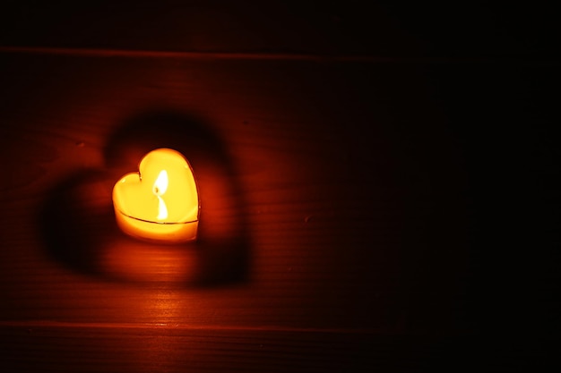 Atmosfera romântica com luzes de velas em fundo escuro