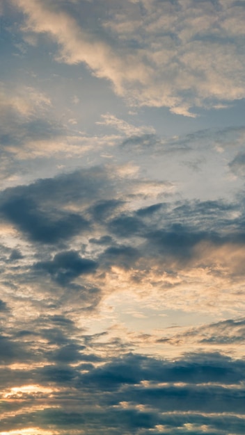 Atmosphäre Panorama Dramatischer Himmel Sonnenuntergang Sonnenaufgang Dunkelorange rosig gelb blau rosa Wolkenhintergrund