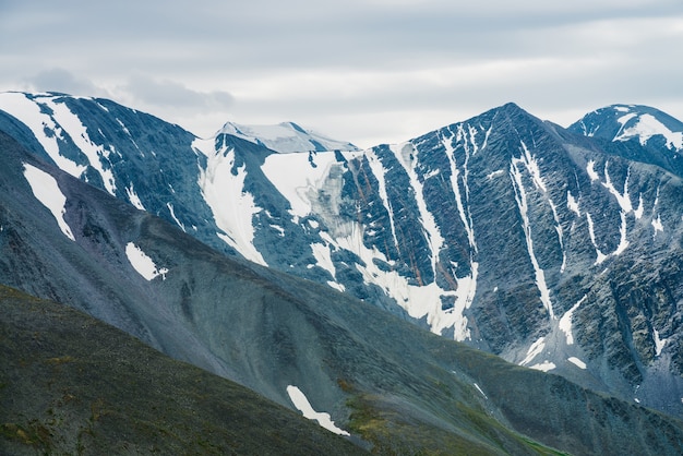 Atmosphärische alpine minimalistische Landschaft mit riesiger Bergkette und massivem Gletscher.