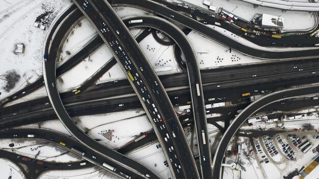 Foto atolamento de carro de vista aérea na rodovia na cidade de inverno movimento de carros na interseção da estrada