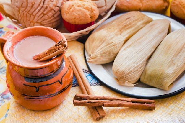 Foto atole de chocolate, bebida tradicional mexicana e tamales