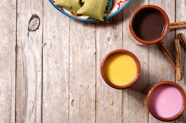 Atole mexicano tradicional bebida na mesa de madeira