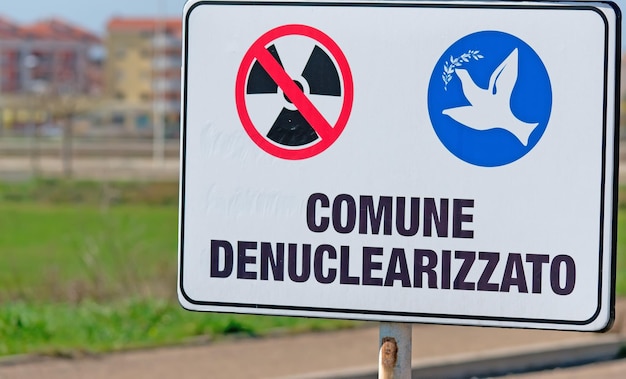 Atomfreies Straßenschild in einer italienischen Stadt