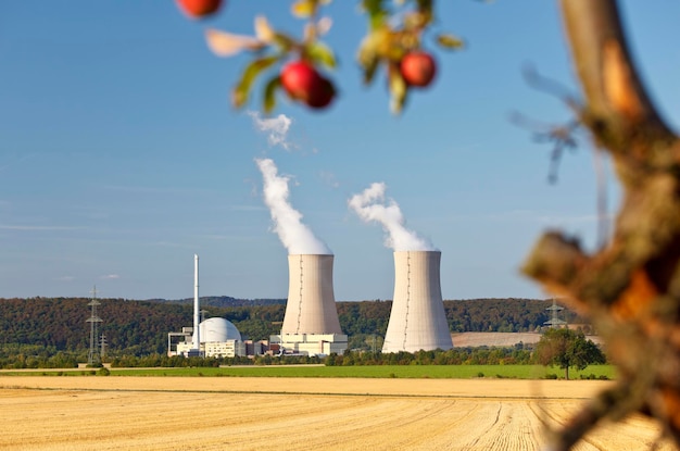 Atomkraftwerk und Apfelbaum