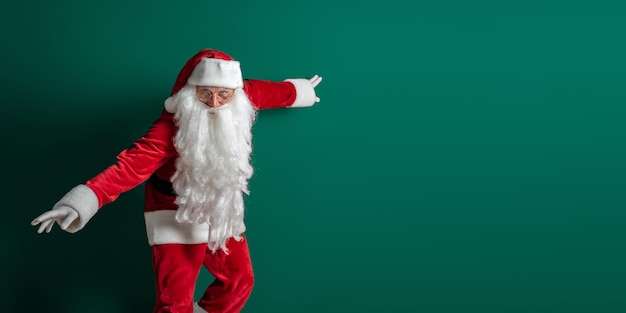 Foto ator emocional fantasiado de papai noel com gestos de barba comprida e poses em fundo verde