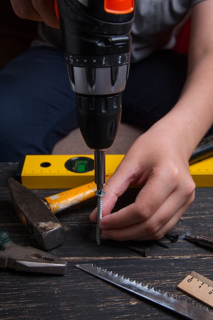 Atornillar el tornillo con un destornillador