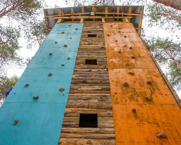 Atração Parede de escalada na floresta em um dia de inverno.