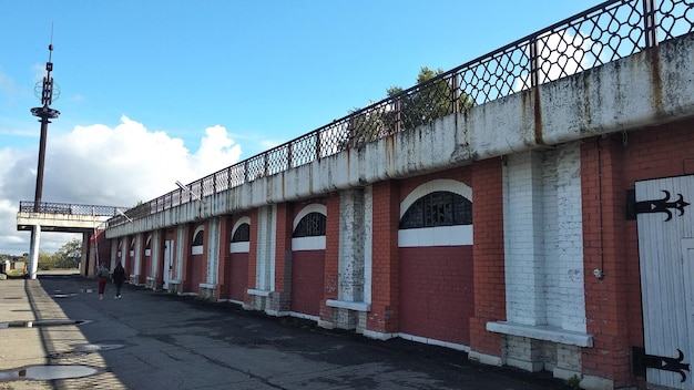 Atração turística. A construção da estação de barcos na margem do Dvina do Norte. Cidade o